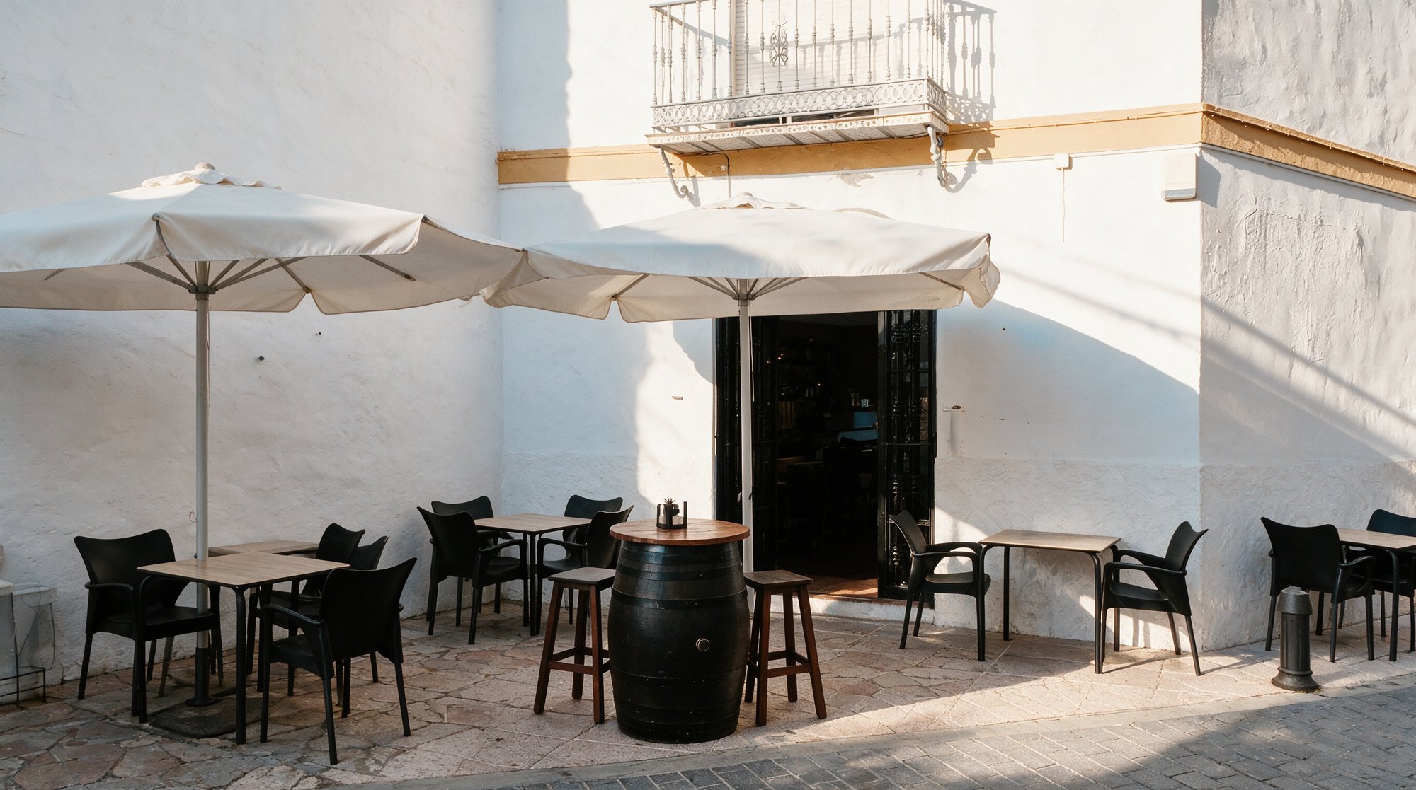 Terraza de Bruno's Grill en una esquina del casco antiguo de Nerja al atardecer